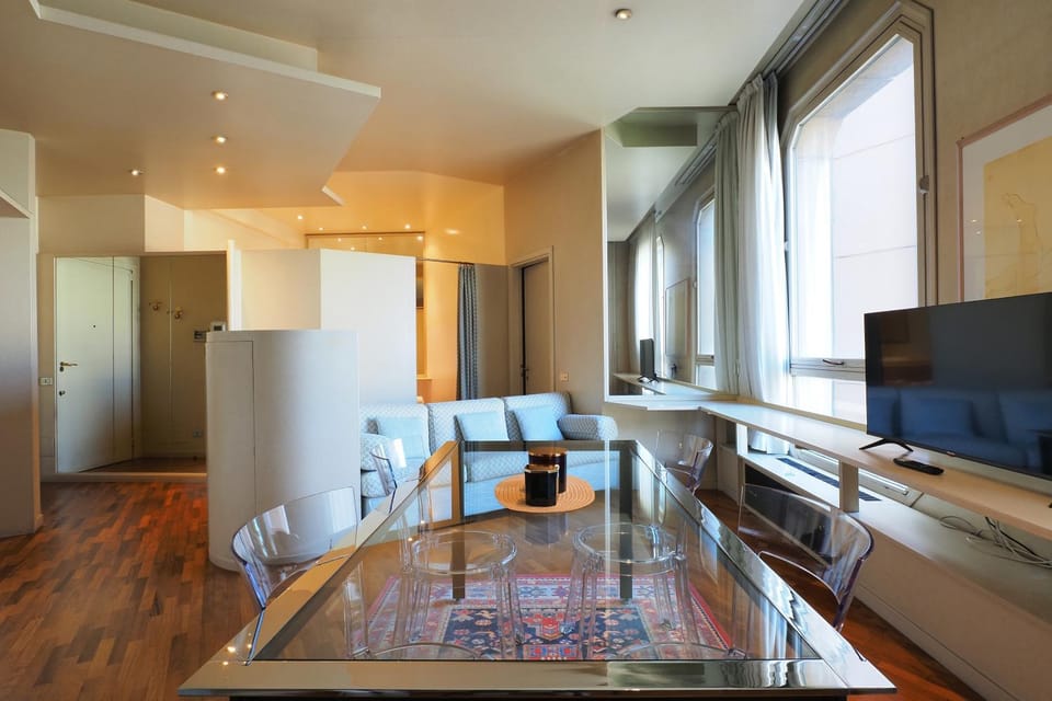 TV and multimedia, Living room, Seating area, Dining area