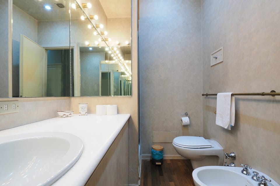 Shower, Toilet, Bathroom, bidet, towels