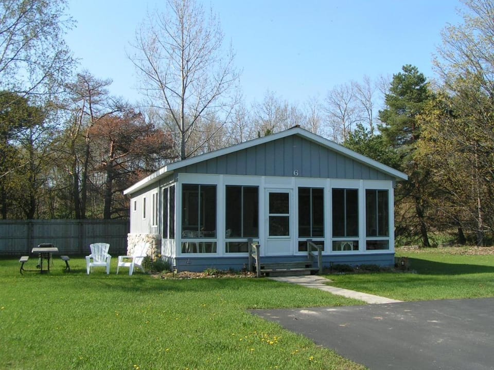 Baypointe Cottage 6 House in Michigan