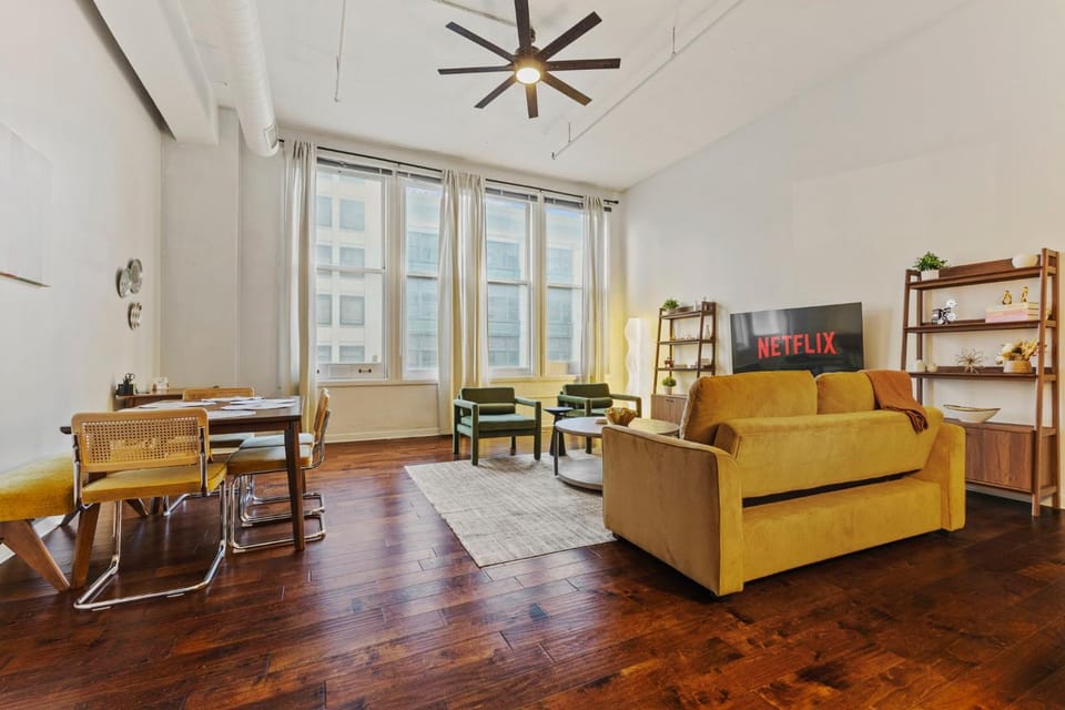 2BR Downtown Gem with Arcade games! - Sleeps 7 - Near Convention Center - Stadium Apartment in Indianapolis