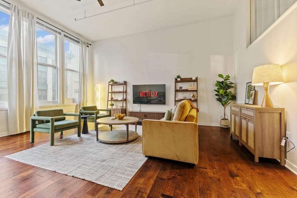 2BR Downtown Gem with Arcade games! - Sleeps 7 - Near Convention Center - Stadium Apartment in Indianapolis