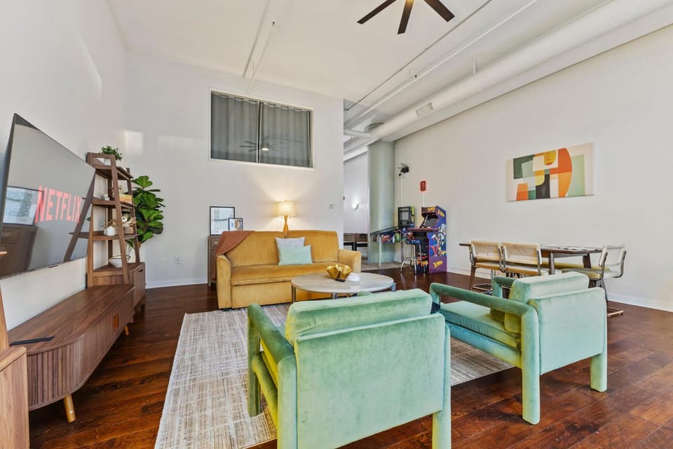 2BR Downtown Gem with Arcade games! - Sleeps 7 - Near Convention Center - Stadium Apartment in Indianapolis