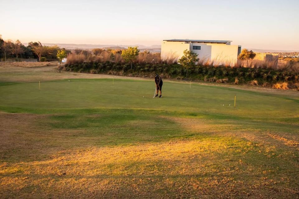 Getaway Luxury Golf Estate - 15 minutes from Lanseria airport Apartment in Roodepoort