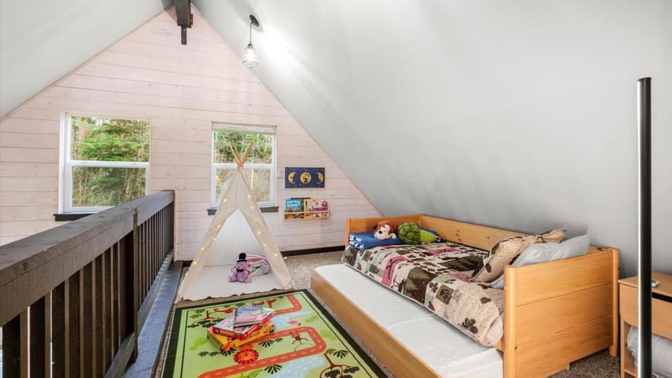 Perch - Skatecreek Cabin Cabin in Washington