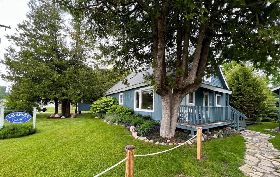 Lavender Lane House in Omena