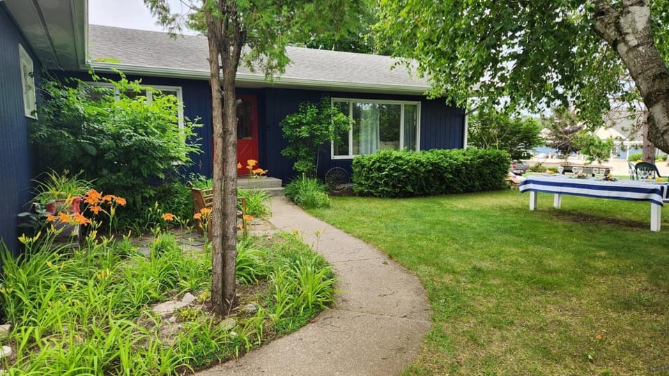 Suttons Bay Sunshine House in Suttons Bay