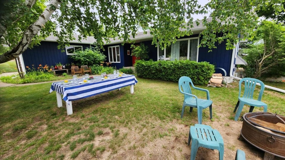 Suttons Bay Sunshine House in Suttons Bay
