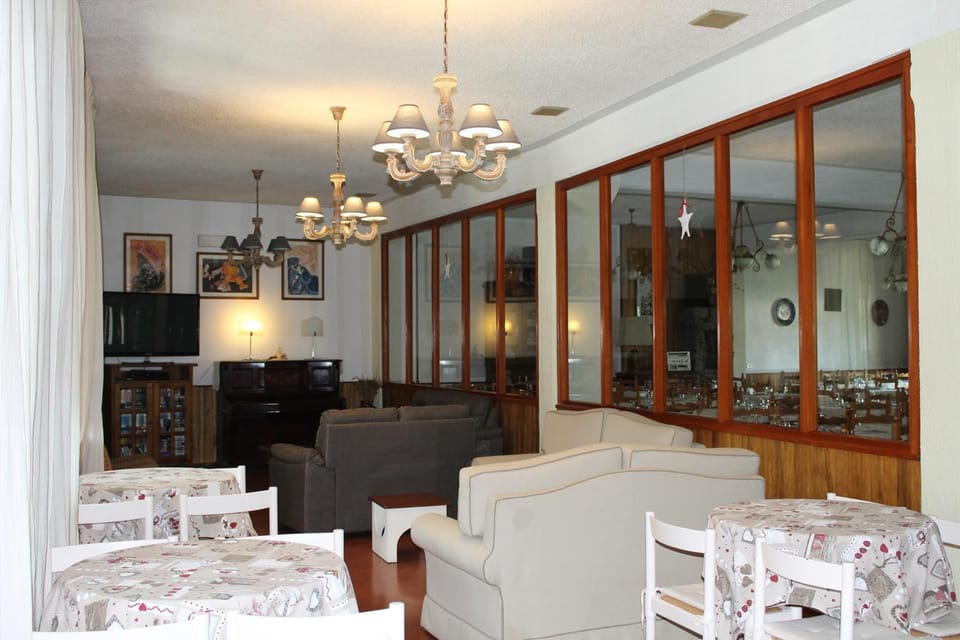 Communal lounge/ TV room