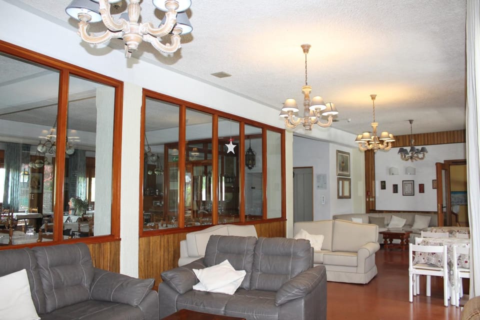 Communal lounge/ TV room
