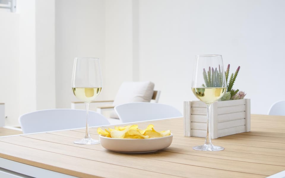 Dining area, Food, Alcoholic drinks