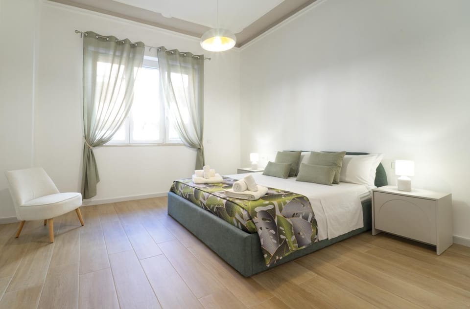 Bed, Photo of the whole room, Bedroom, towels, air conditioner