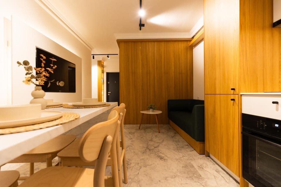 Kitchen or kitchenette, Dining area