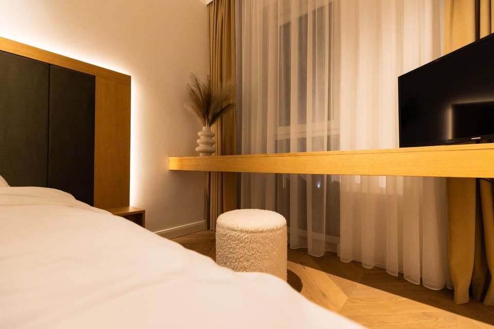 Bed, TV and multimedia, Bedroom