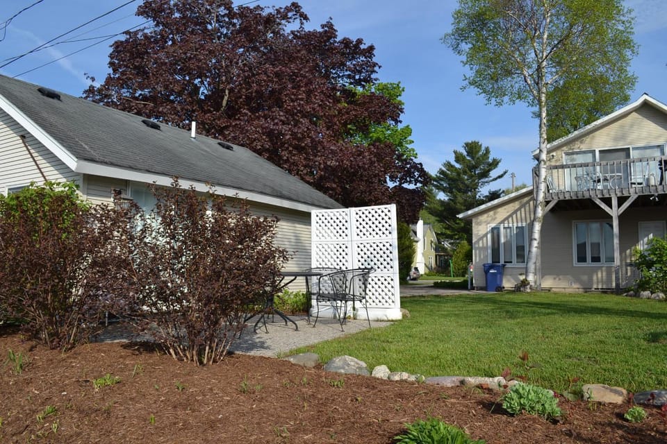 Sweet Cherry "Coral Shutter" House in Suttons Bay
