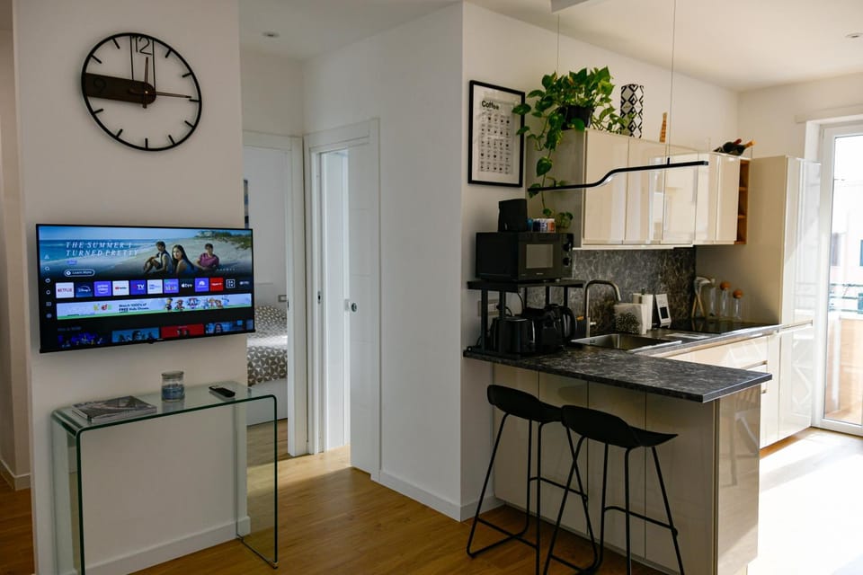 Coffee/tea facilities, Kitchen or kitchenette, Dining area, minibar, stove, toaster