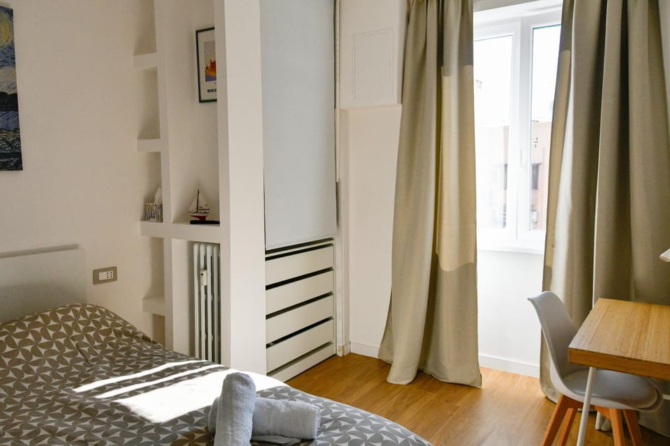 Photo of the whole room, Bedroom
