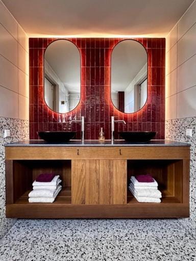 Bathroom, towels