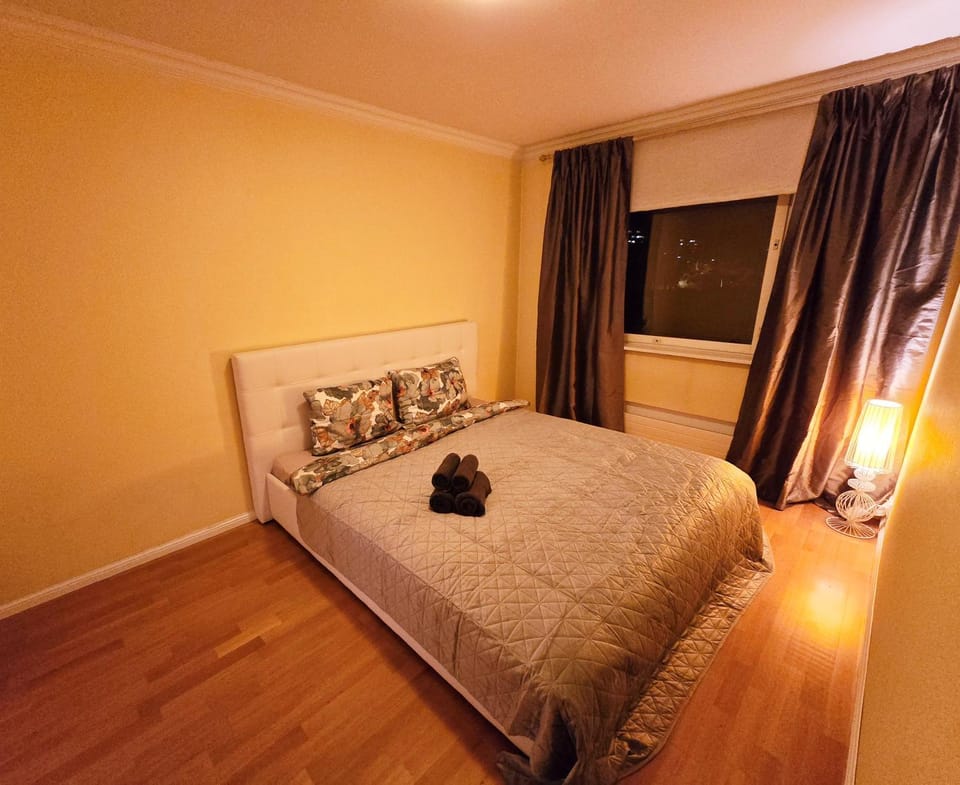 Bed, Bedroom, towels