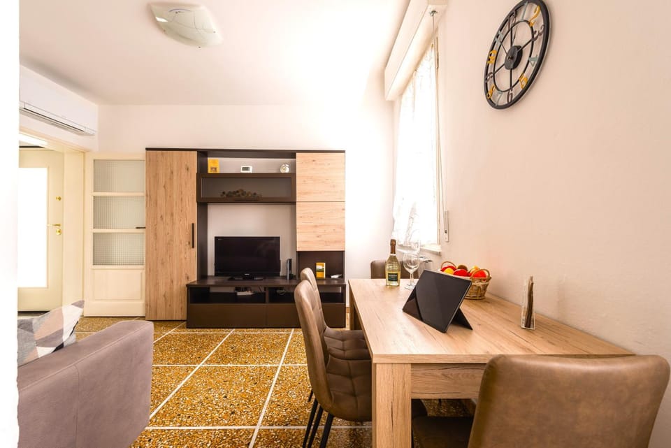 TV and multimedia, Living room, Dining area
