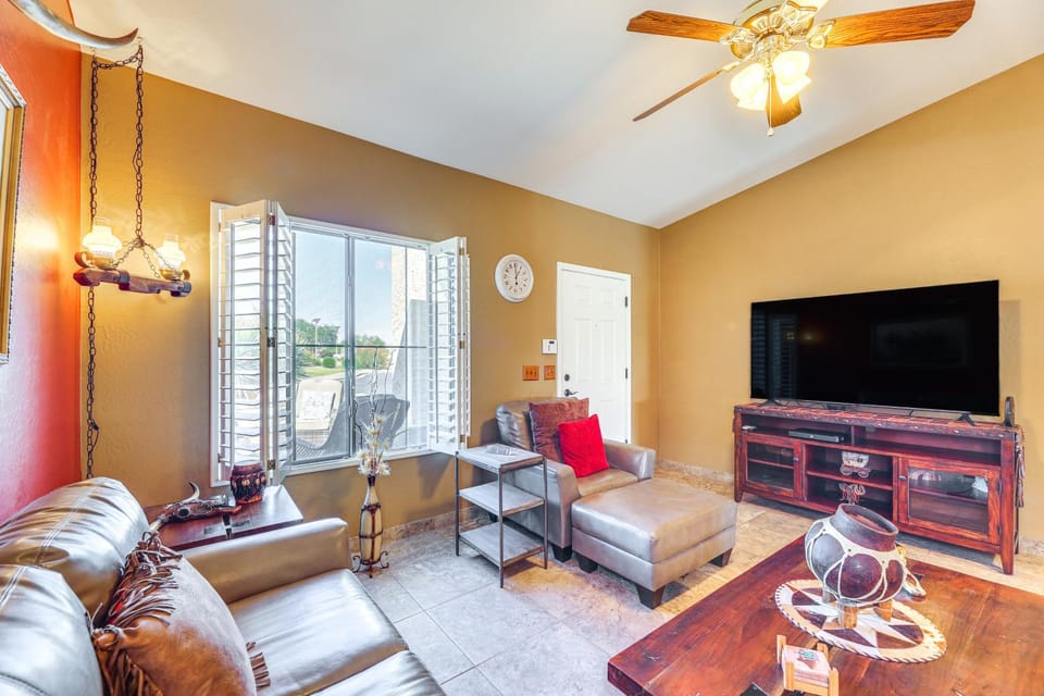 Walk to Golf Course: Queen Creek Oasis w/ Fire Pit House in Johnson Ranch
