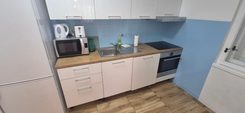 Coffee/tea facilities, Kitchen or kitchenette, dishwasher, oven, stove