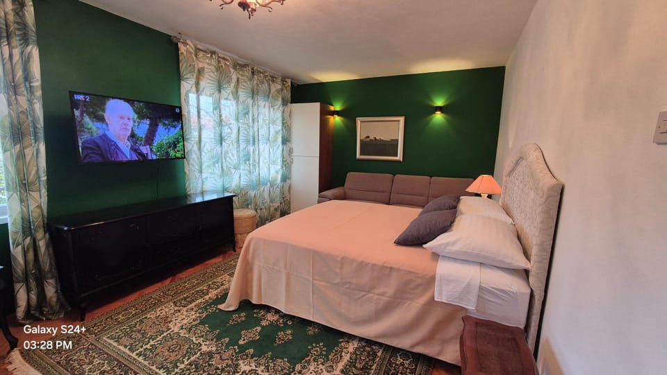 Bed, TV and multimedia, Bedroom