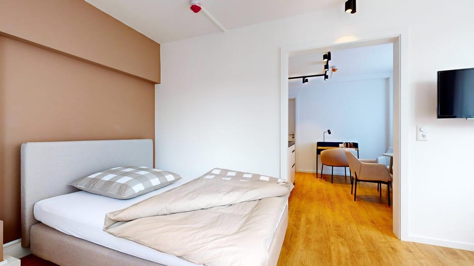 Bed, TV and multimedia, Bedroom