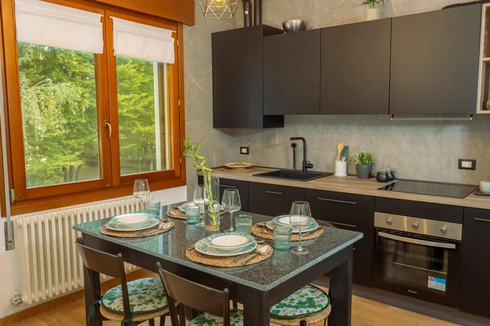 Kitchen or kitchenette, Dining area, stove