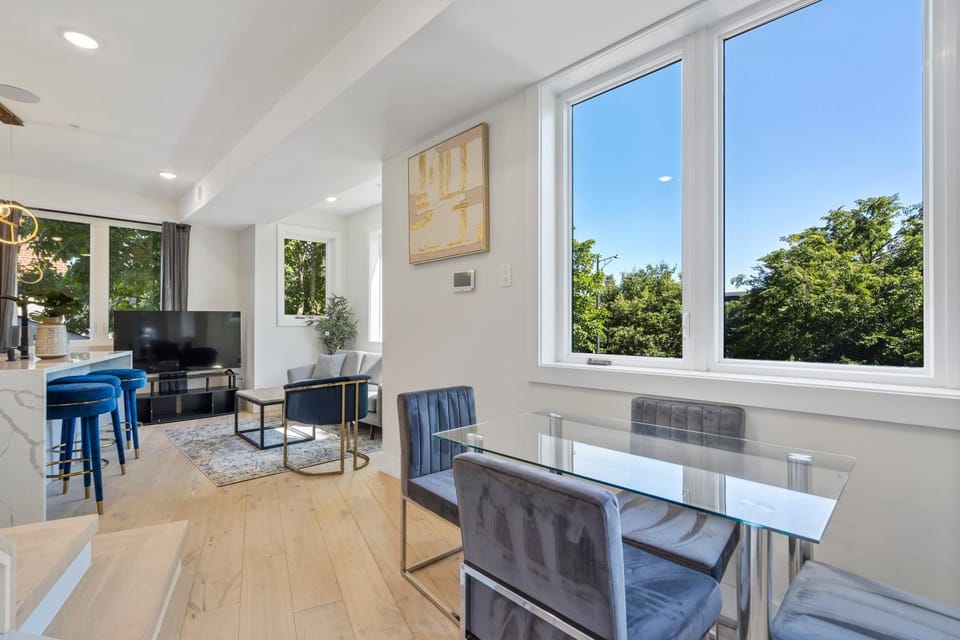 Capital Hill 1 Charming Oasis in Downtown DC near Metro with Rooftop View and Free WIFI Apartment in District of Columbia