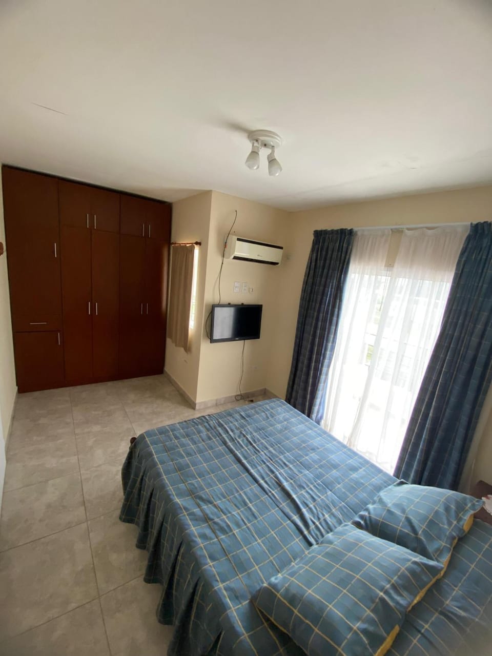 Bed, TV and multimedia, Photo of the whole room, Bedroom, air conditioner