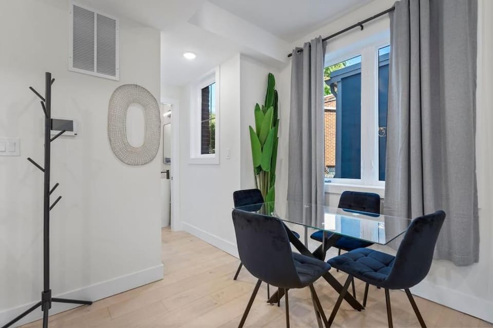 Capitol Hill 3 Charming Townhouse in Downtown DC with Modern Kitchen with Rooftop views Apartment in District of Columbia