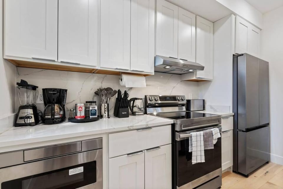 Capitol Hill 3 Charming Townhouse in Downtown DC with Modern Kitchen with Rooftop views Apartment in District of Columbia