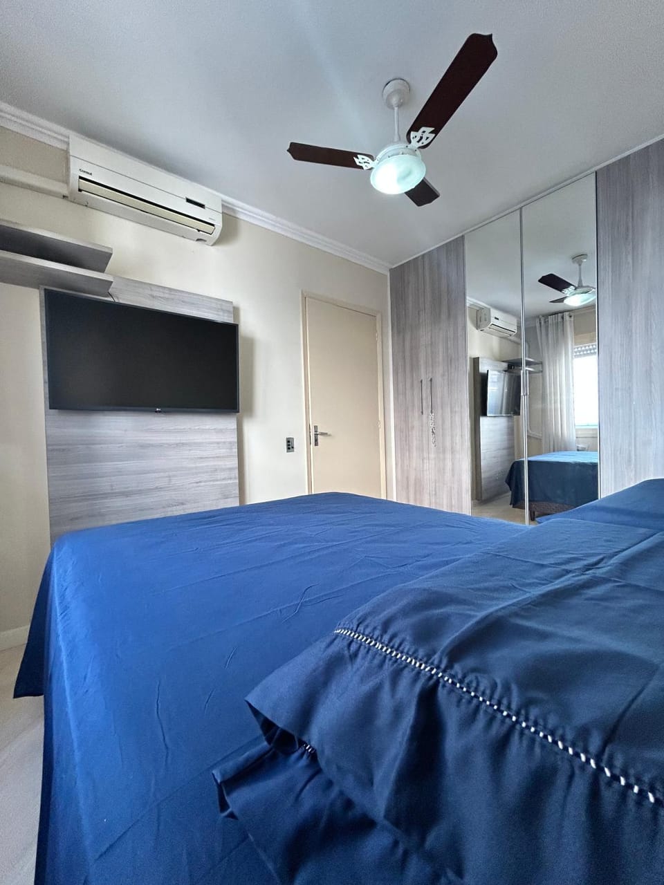 Bed, TV and multimedia, Photo of the whole room, Bedroom, wardrobe, air conditioner