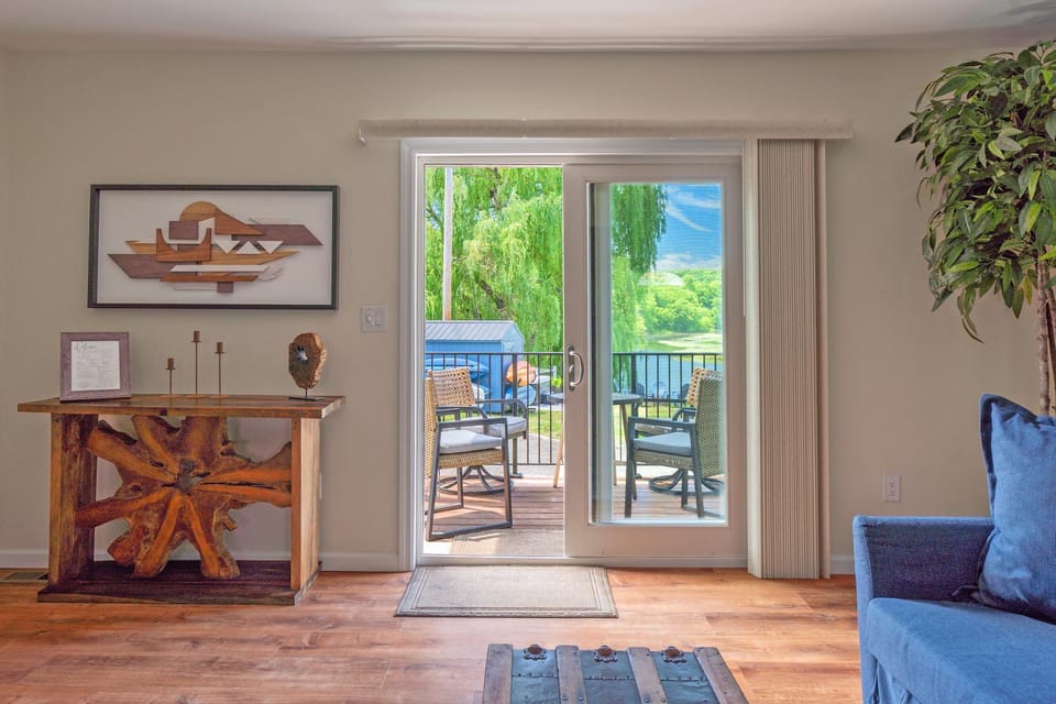 View (from property/room), Balcony/Terrace, Living room, Garden view