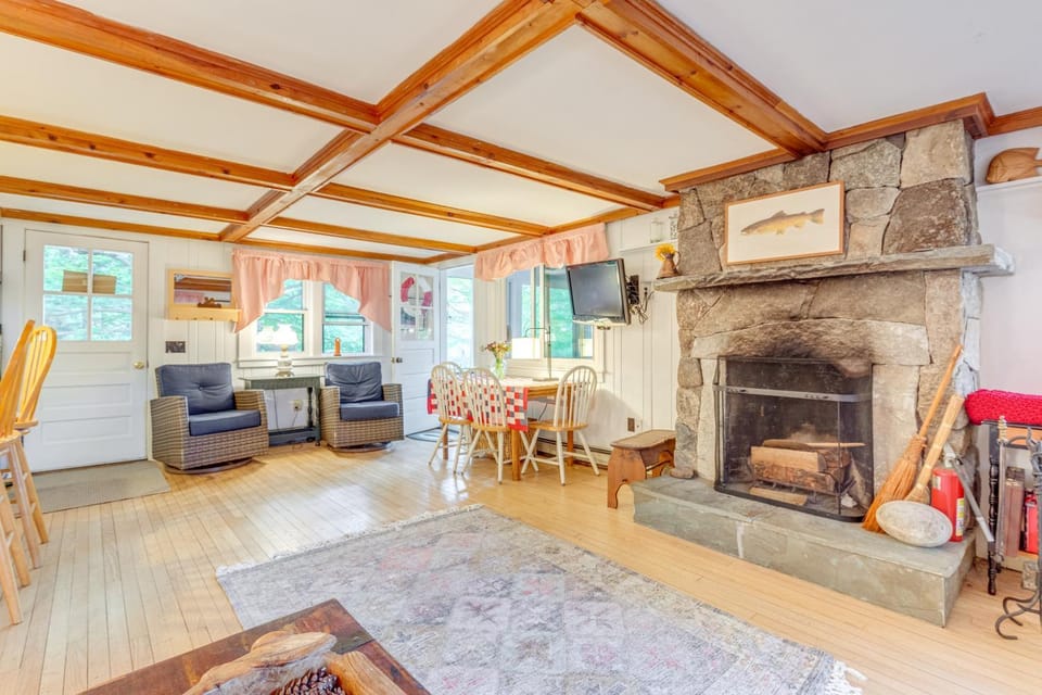 Idyllic Lakefront Cottage Near Mount Sunapee House in Newbury