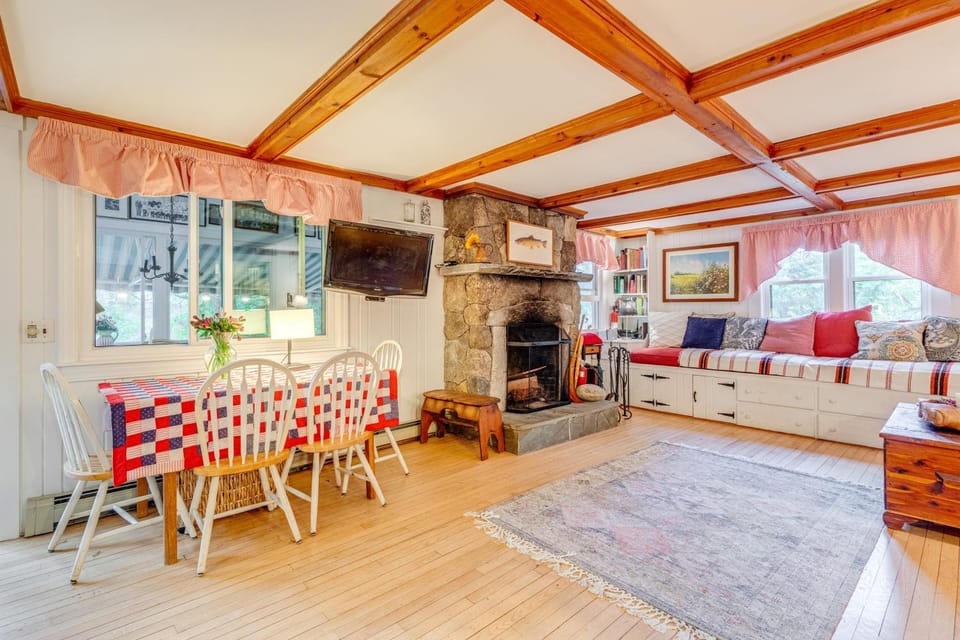 Idyllic Lakefront Cottage Near Mount Sunapee House in Newbury