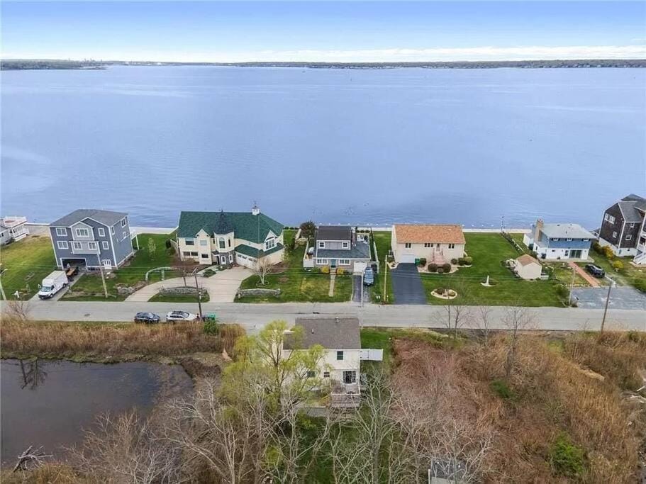 Seaside Serenity - Ocean view bliss near beach House in Warwick