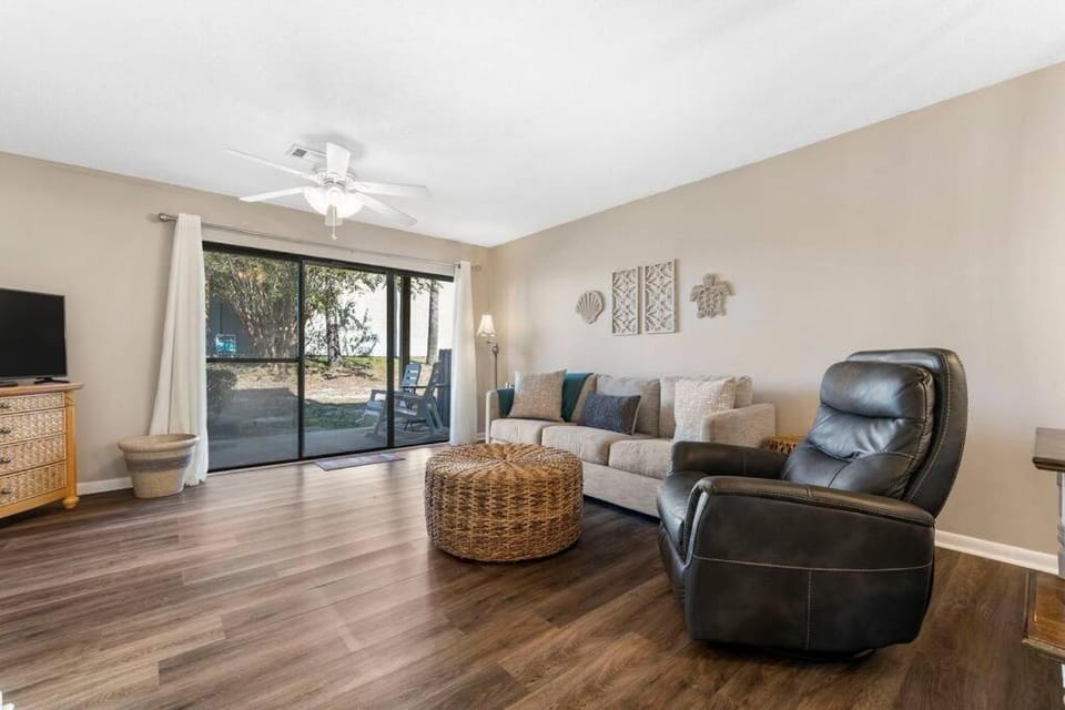 Across from West End Beach! Pet Friendly! Apartment in Panama City Beach