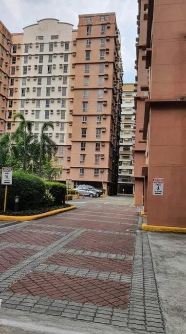 Near Manila Airport COZY HOTEL STYLE Condo With Pool 7A Apartment in Las Pinas
