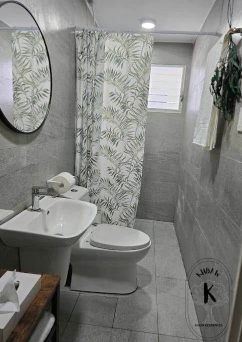 Shower, Toilet, Bathroom, bidet, towels