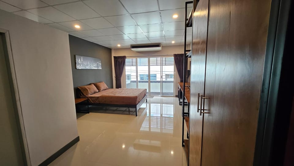 Bed, TV and multimedia, Photo of the whole room, Bedroom, wardrobe