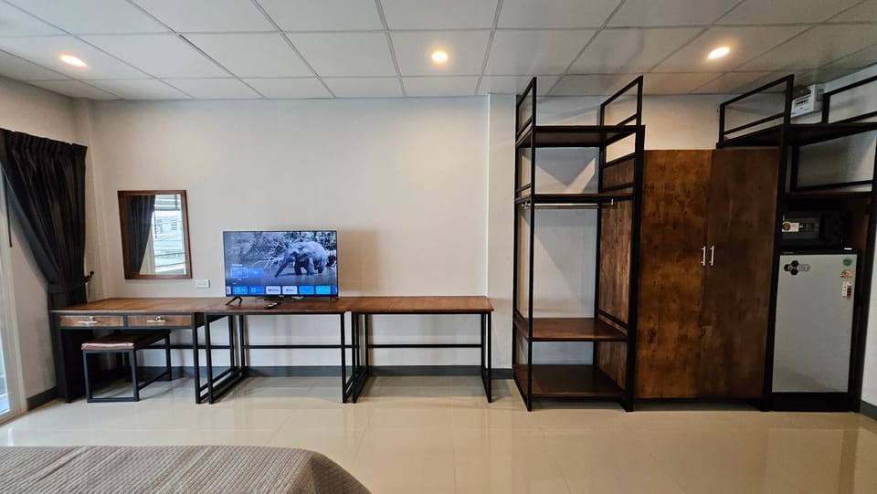 Bed, Photo of the whole room, Bedroom, minibar, wardrobe