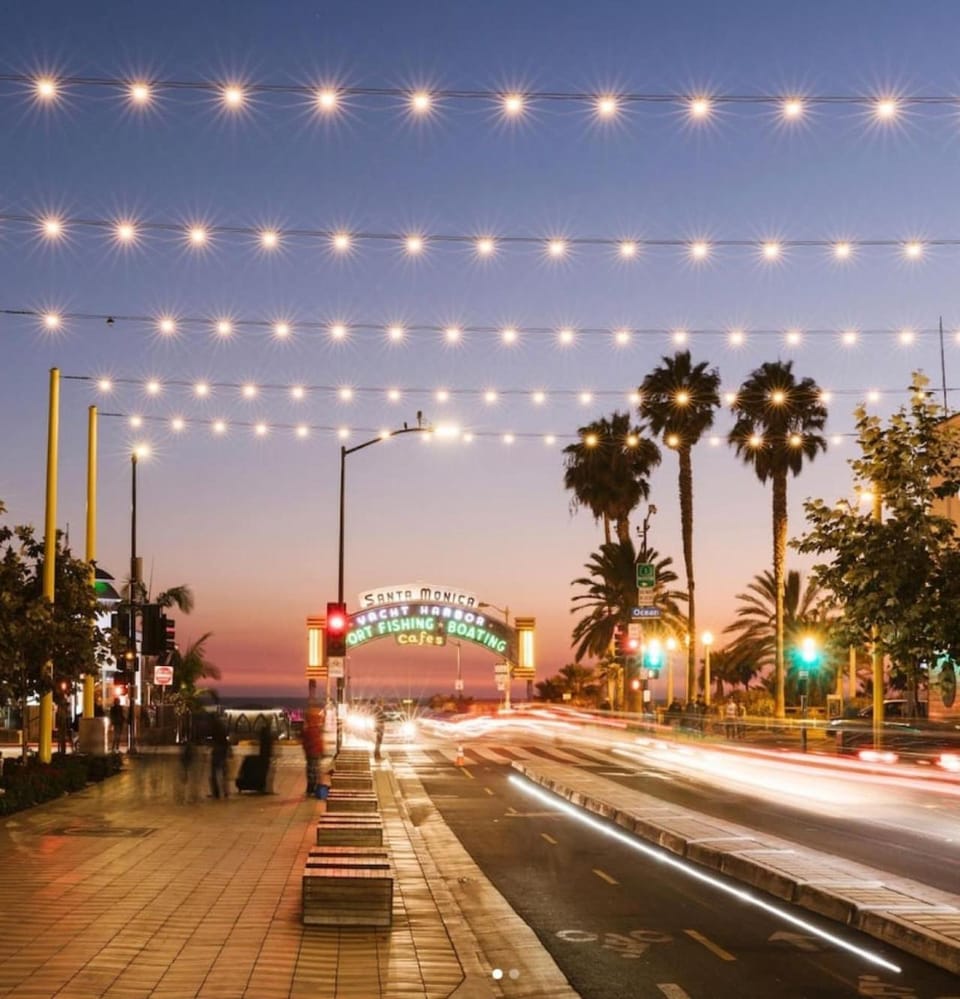 Stylish 2BDR & 2BTH - 15 mins walk to the beach! Apartment in Santa Monica