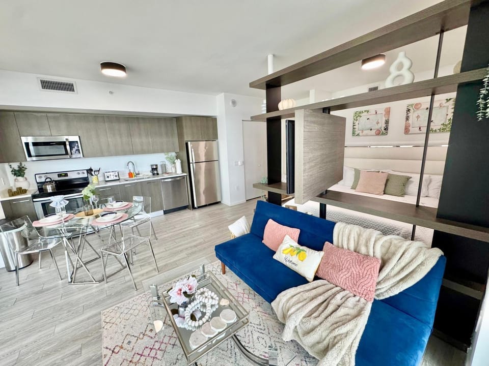 Kitchen or kitchenette, Living room, Seating area, Dining area, stove