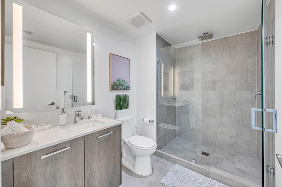 Shower, Toilet, Bathroom, towels