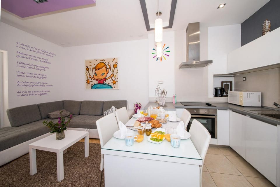 Kitchen or kitchenette, Living room, Seating area, Dining area