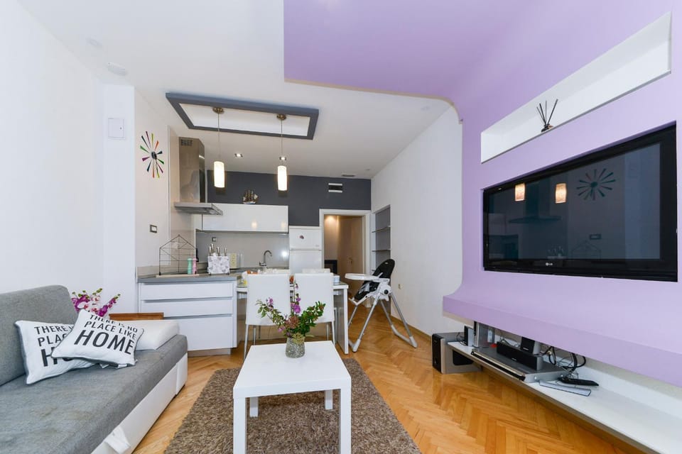 TV and multimedia, Kitchen or kitchenette, Living room, Seating area, Dining area