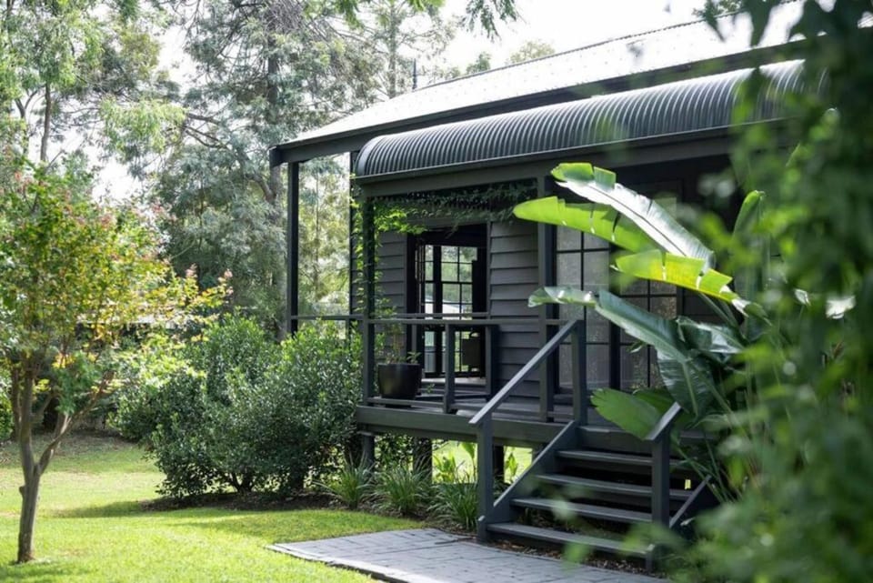 Property building, Facade/entrance, Natural landscape, Garden, Garden view