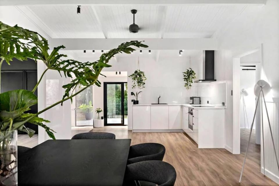 Coffee/tea facilities, Seating area, Dining area, dishwasher, oven, stove, stove, kitchen