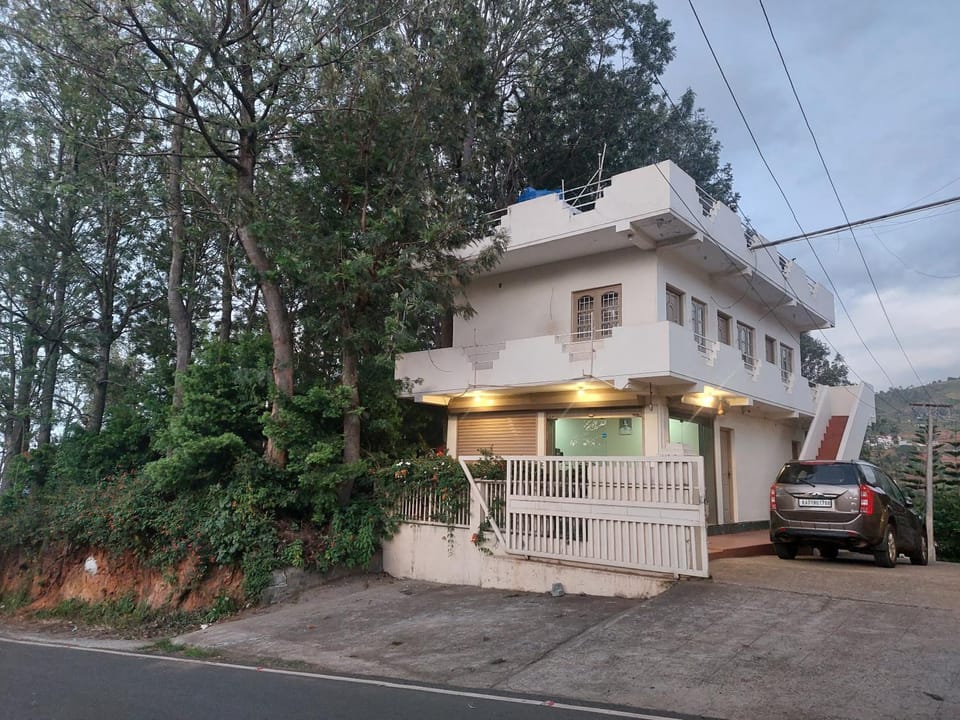 Property building, Neighbourhood, Street view, Parking